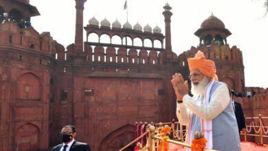The Prime Minister, Shri Narendra Modi greeting people, at the ramparts of Red Fort, on the occasion of 75th Independence Day, in Delhi
