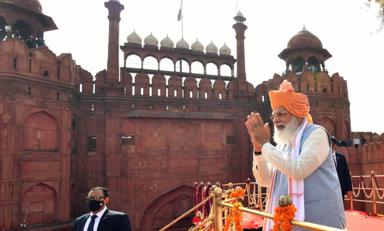 The Prime Minister, Shri Narendra Modi greeting people, at the ramparts of Red Fort, on the occasion of 75th Independence Day, in Delhi
