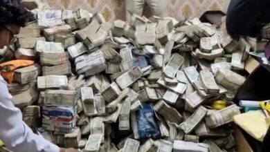 ED officials with the unaccounted cash in Ranchi 1714976977209